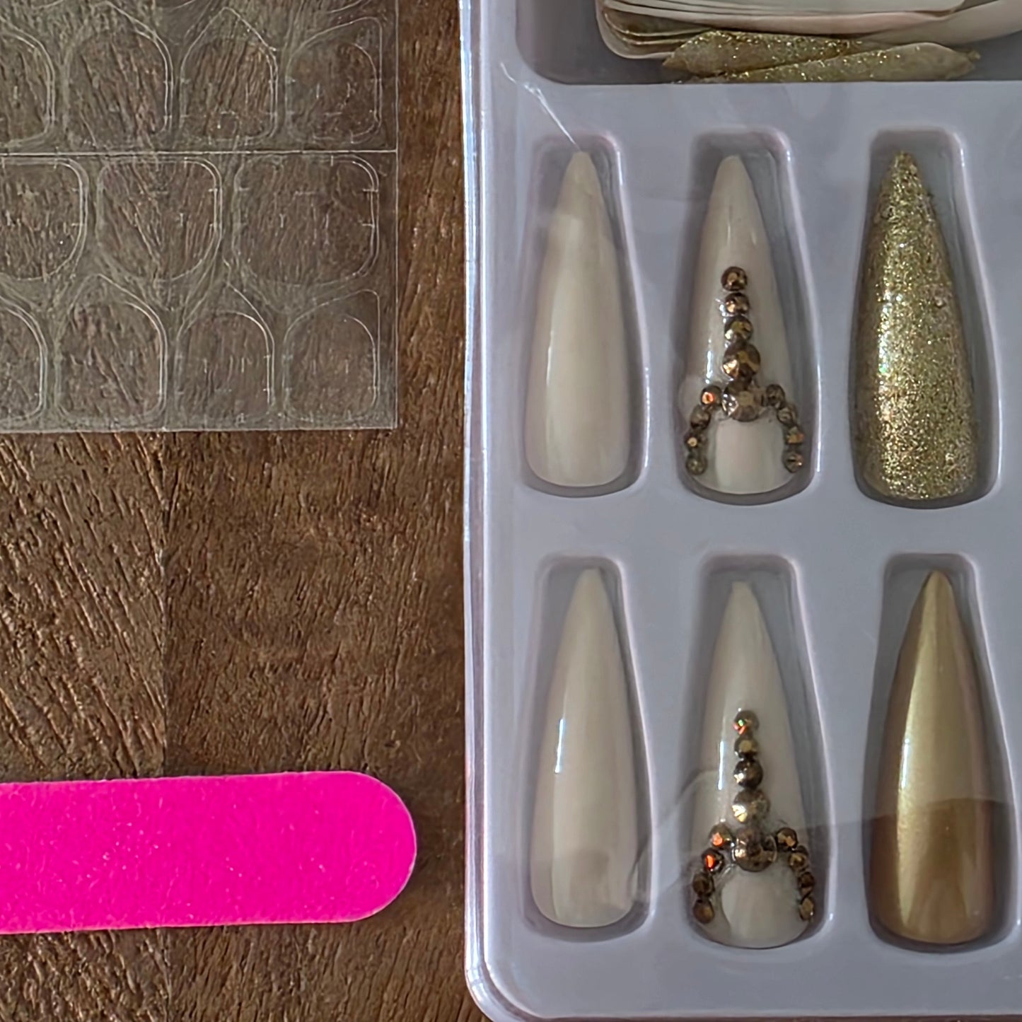 Luxe Gold Rhinestone Press-On Nails · Plaknagels