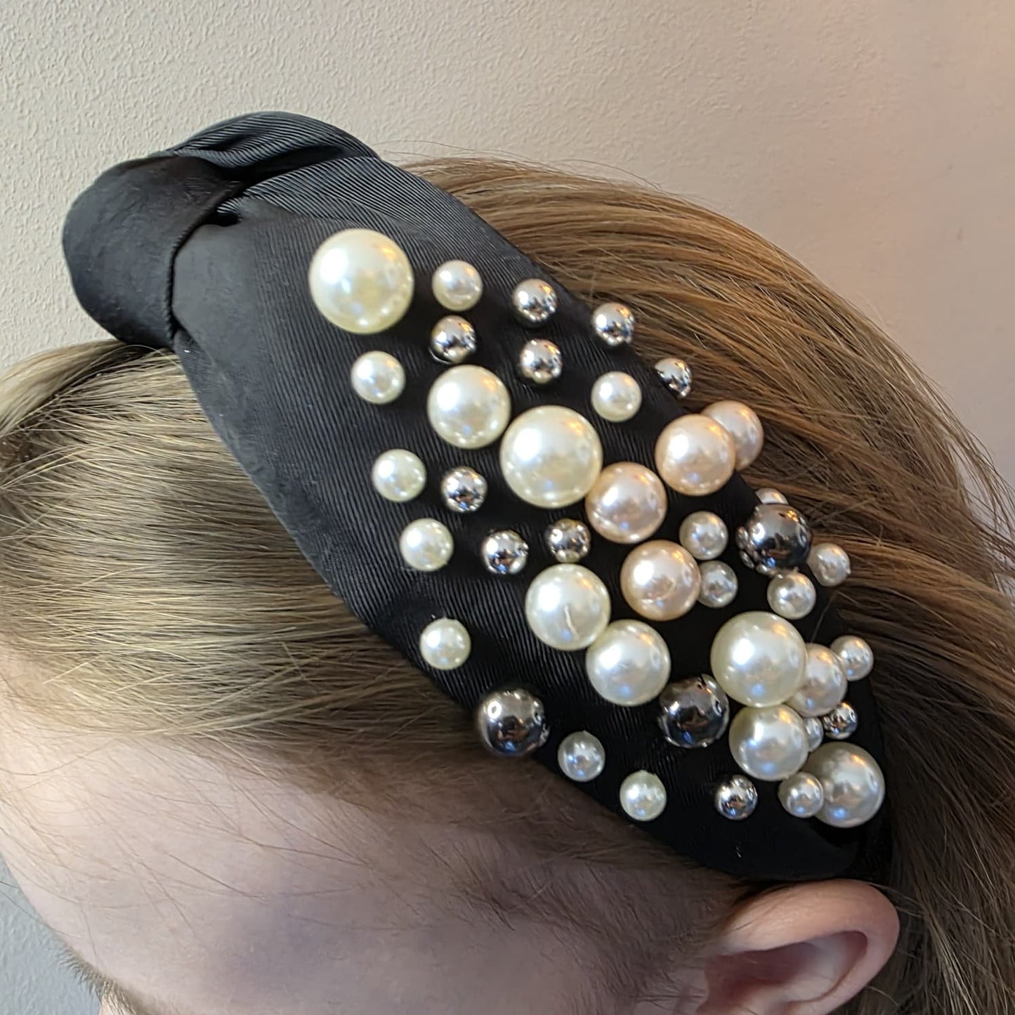 Een luxehaarband van Jacobsz Atelier met elegante satijnen afwerking en verfijnde pareldetails. De Pearl Deluxe LUX Headband geeft iedere look een chique en vrouwelijke uitstraling en is perfect voor feestjes, communies, bruiloften en andere speciale gelegenheden.