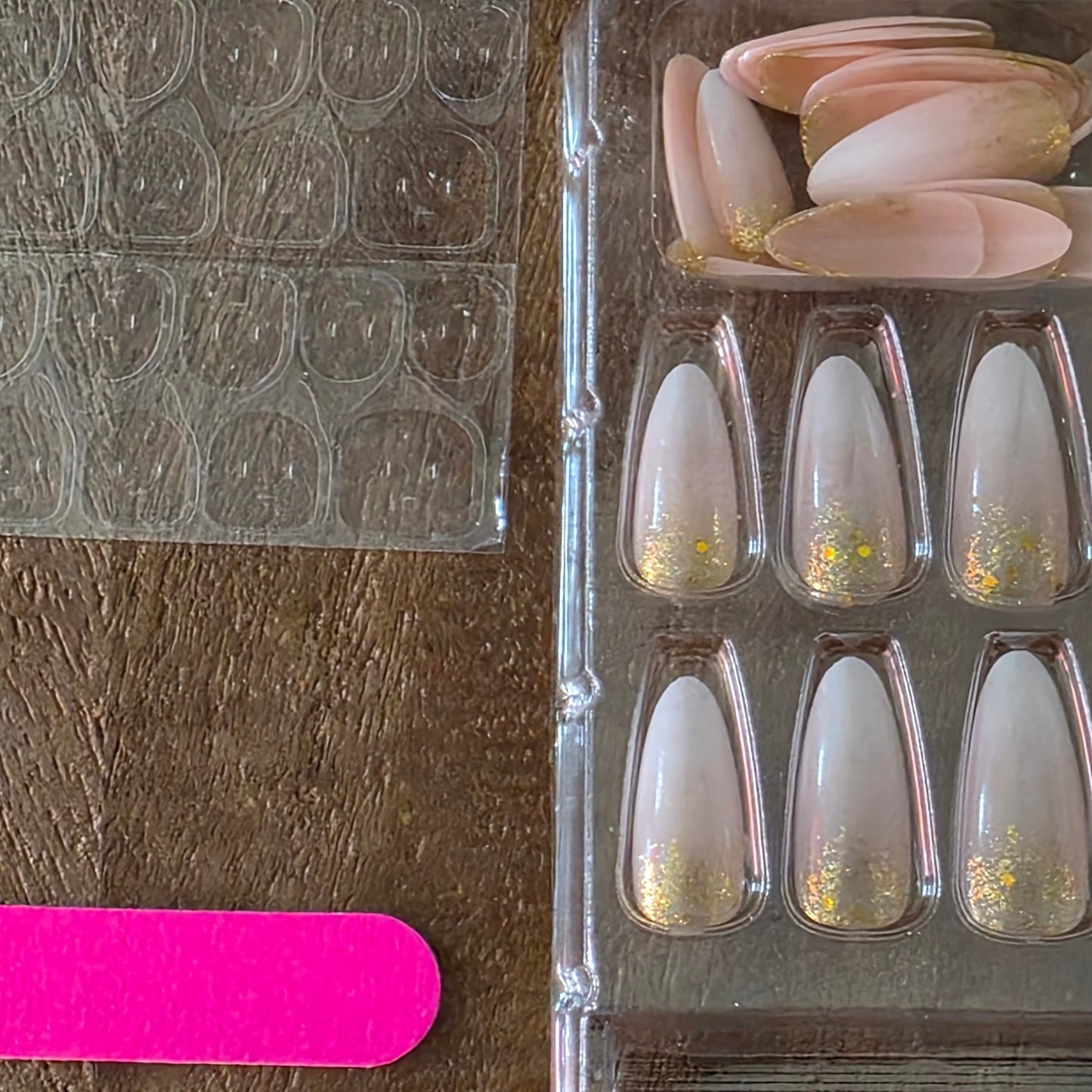 White Pink Gold Flakes Press-On Nails · Plaknagels