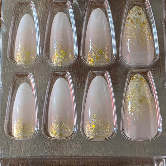 White Pink Gold Flakes Press-On Nails · Plaknagels