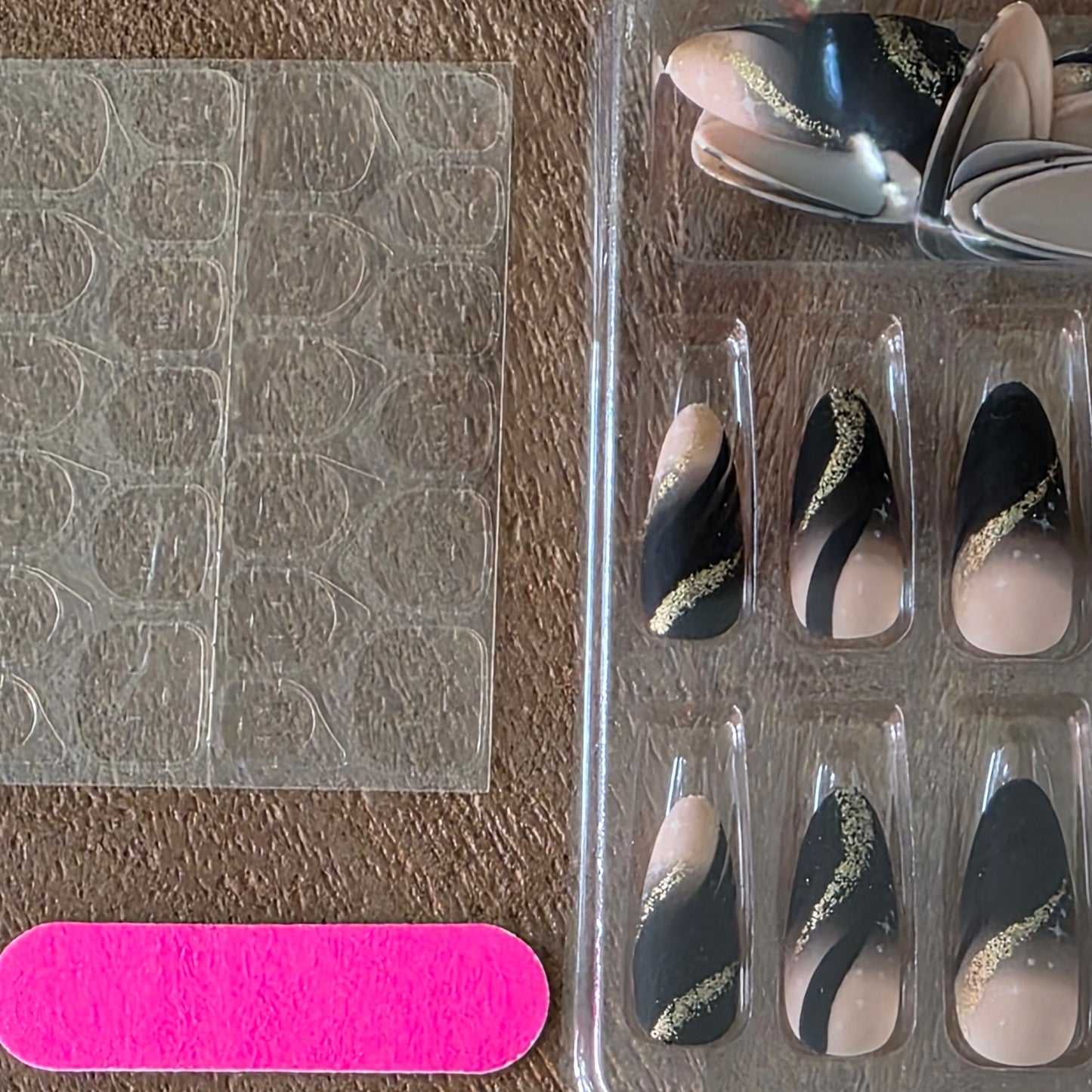 Black Nude Swirl Press-On Nails · Plaknagels