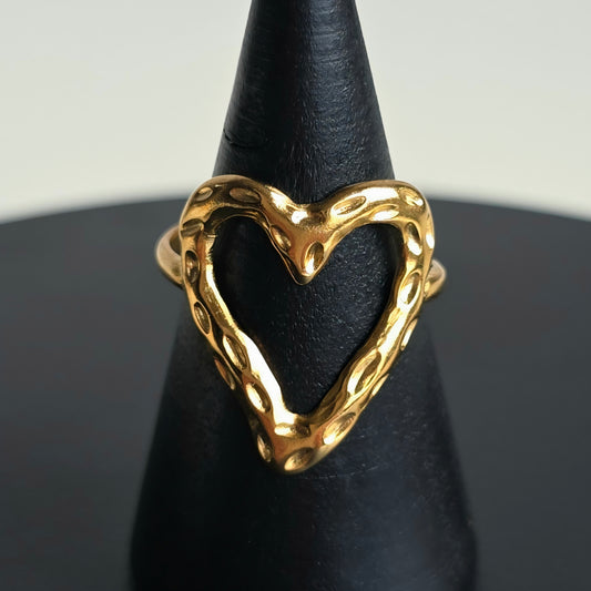 Minimalistische verstelbare ring van Jacobsz Atelier Doré met open hartdesign&nbsp;dat perfect past bij een dagelijkse sieradenlook.