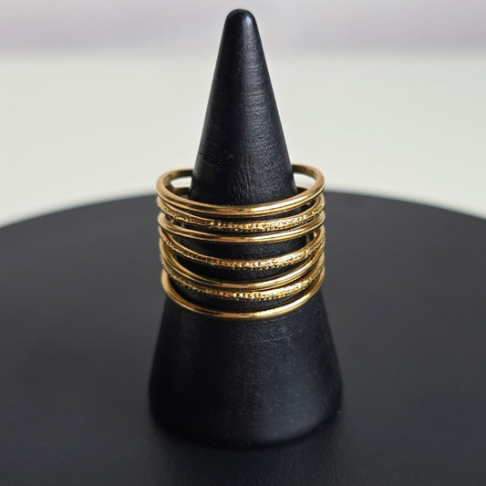 Minimalistische verstelbare ring van Jacobsz Atelier Doré met meerdere fijne gouden lijnen.