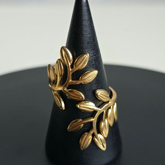 Elegante verstelbare ring van Jacobsz Atelier Doré met verfijnd bladeren design en gouden afwerking.