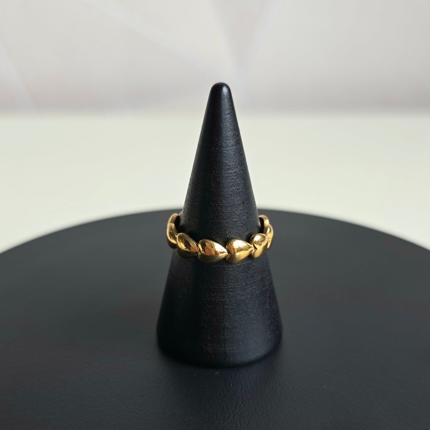 Minimalistische verstelbare ring van Jacobsz Atelier Doré met kleine hartvormige details en een zachte gouden uitstraling.