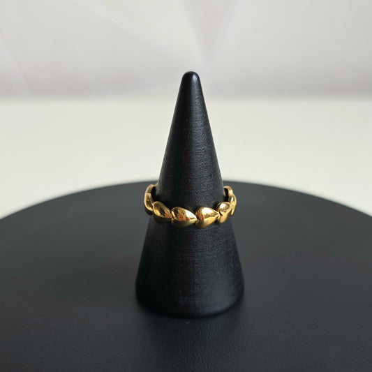 Minimalistische verstelbare ring van Jacobsz Atelier Doré met kleine hartvormige details en een zachte gouden uitstraling.