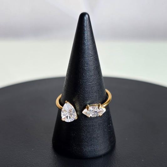 Elegante open ring van Jacobsz Atelier Doré met pear cut en marquise zircon stenen en gouden afwerking.
Perfect voor dagelijks gebruik of een bijzondere gelegenheid.