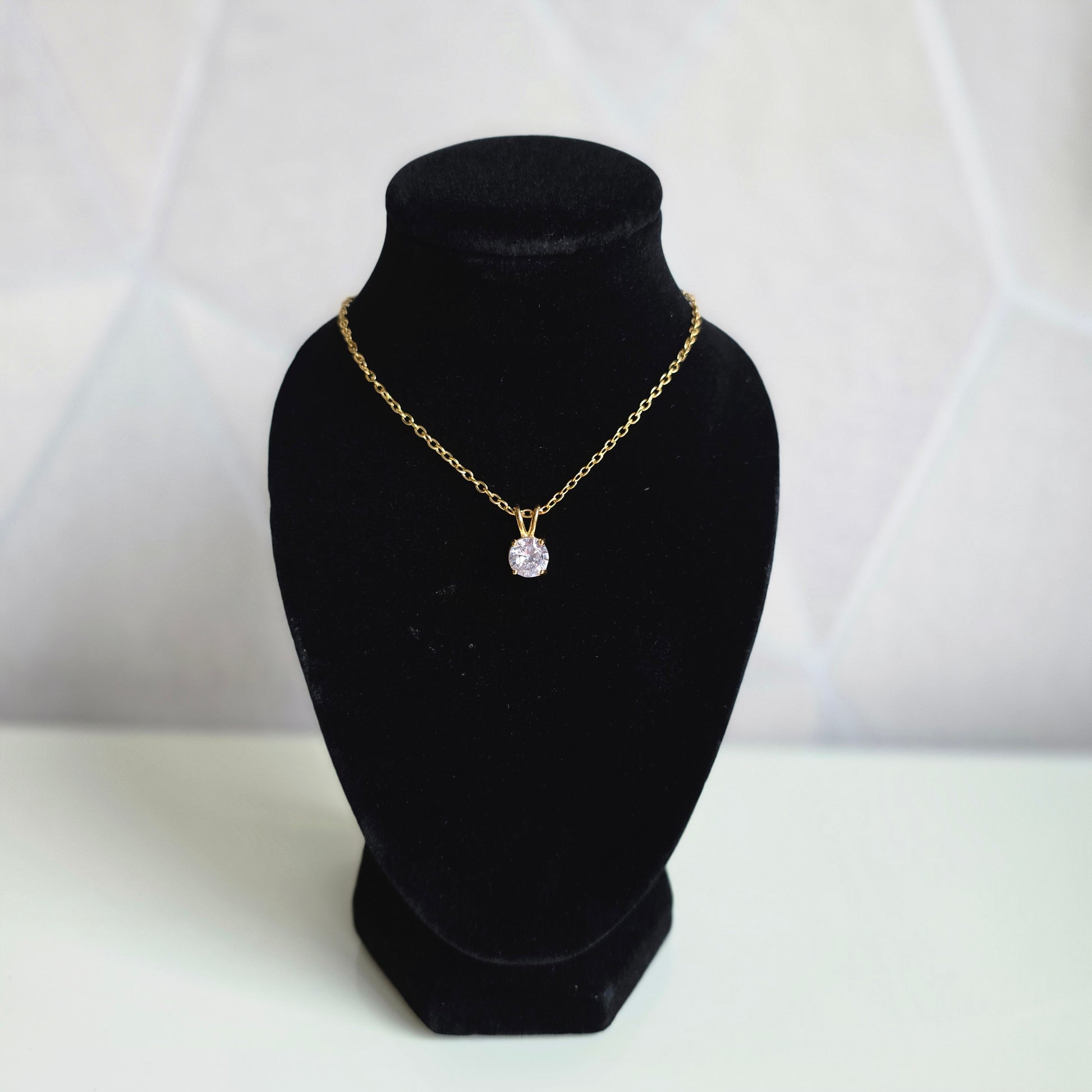 Elegante ketting van Jacobsz Atelier Doré met ronde zircon hanger en gouden afwerking.
Perfect voor dagelijks gebruik of een bijzondere gelegenheid.