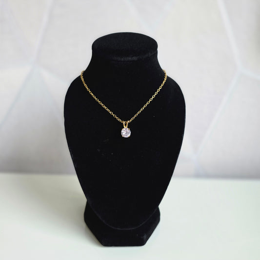 Elegante ketting van Jacobsz Atelier Doré met ronde zircon hanger en gouden afwerking.
Perfect voor dagelijks gebruik of een bijzondere gelegenheid.