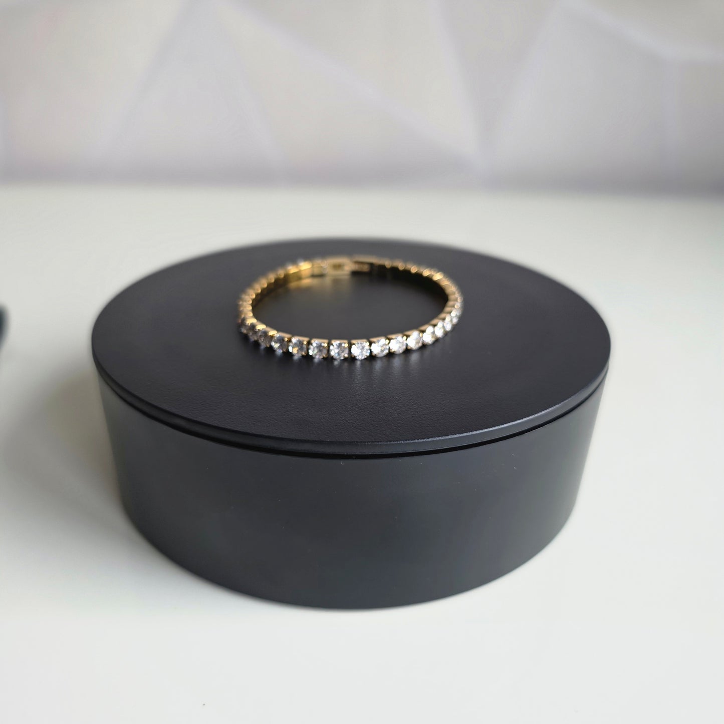 Verfijnde tennis bracelet van Jacobsz Atelier Doré met schitterende stenen en luxe gouden afwerking.