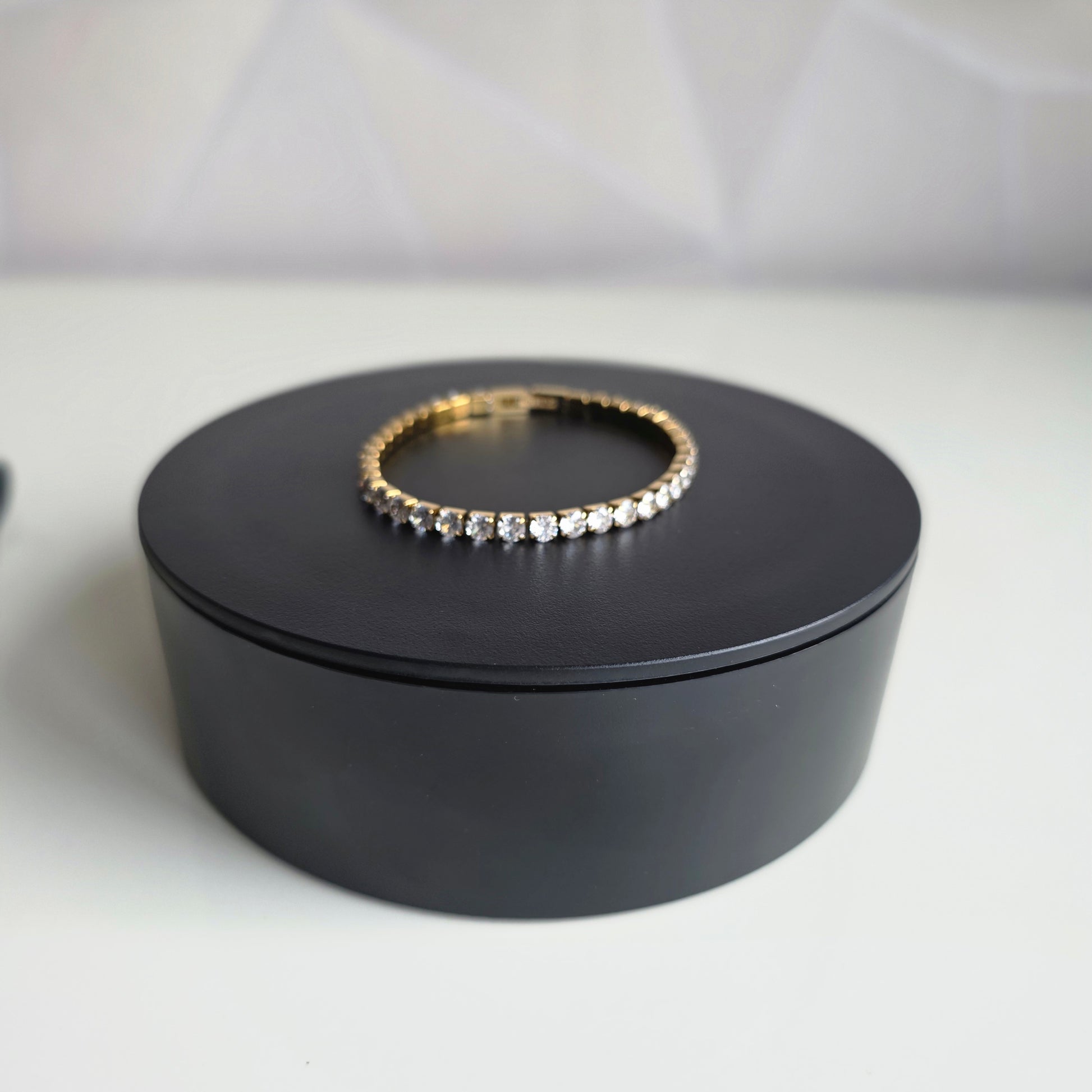 Verfijnde tennis bracelet van Jacobsz Atelier Doré met schitterende stenen en luxe gouden afwerking.