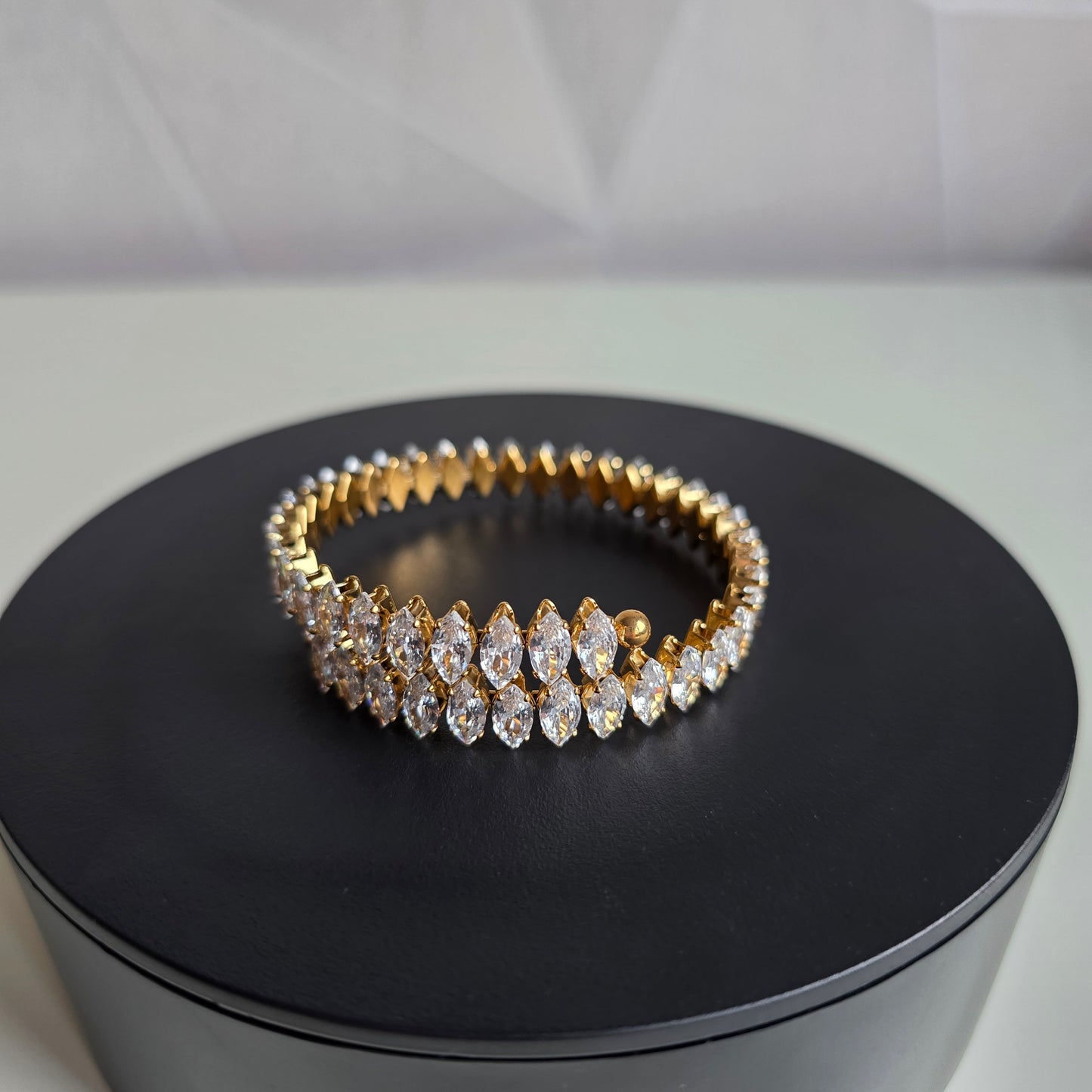 Elegante armband van Jacobsz Atelier Doré met marquise zircon stenen en luxe gouden afwerking.