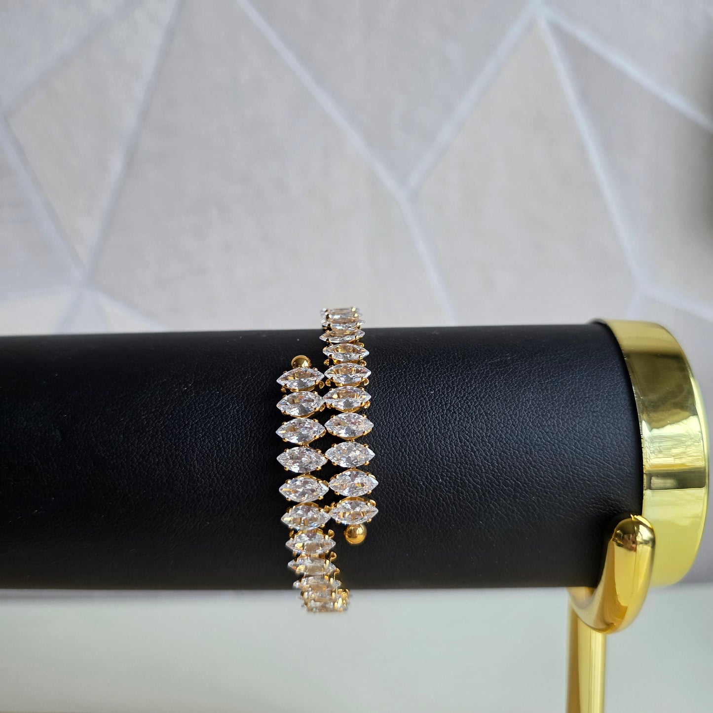 Elegante armband van Jacobsz Atelier Doré met marquise zircon stenen en luxe gouden afwerking.
