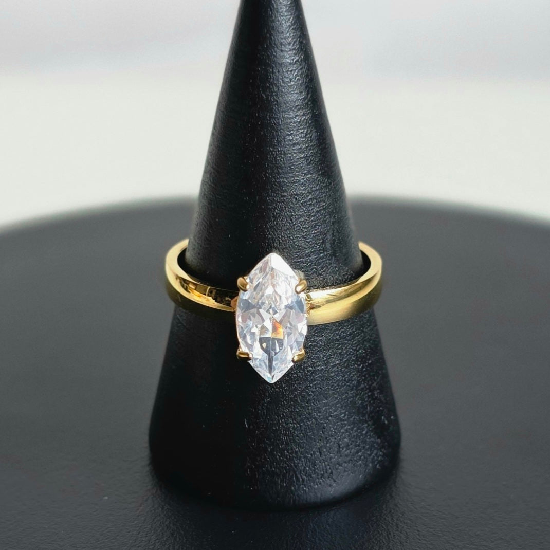 Elegante ring van Jacobsz Atelier Doré met marquise zircon steen en gouden afwerking.
Perfect voor dagelijks gebruik of een bijzondere gelegenheid.