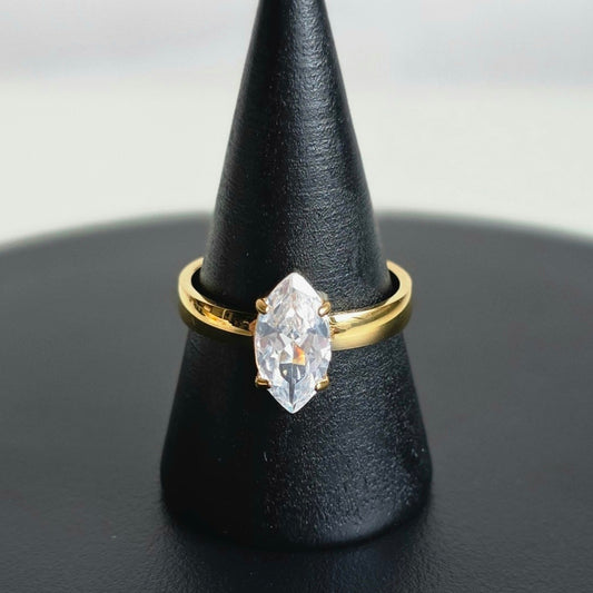 Elegante ring van Jacobsz Atelier Doré met marquise zircon steen en gouden afwerking.
Perfect voor dagelijks gebruik of een bijzondere gelegenheid.
