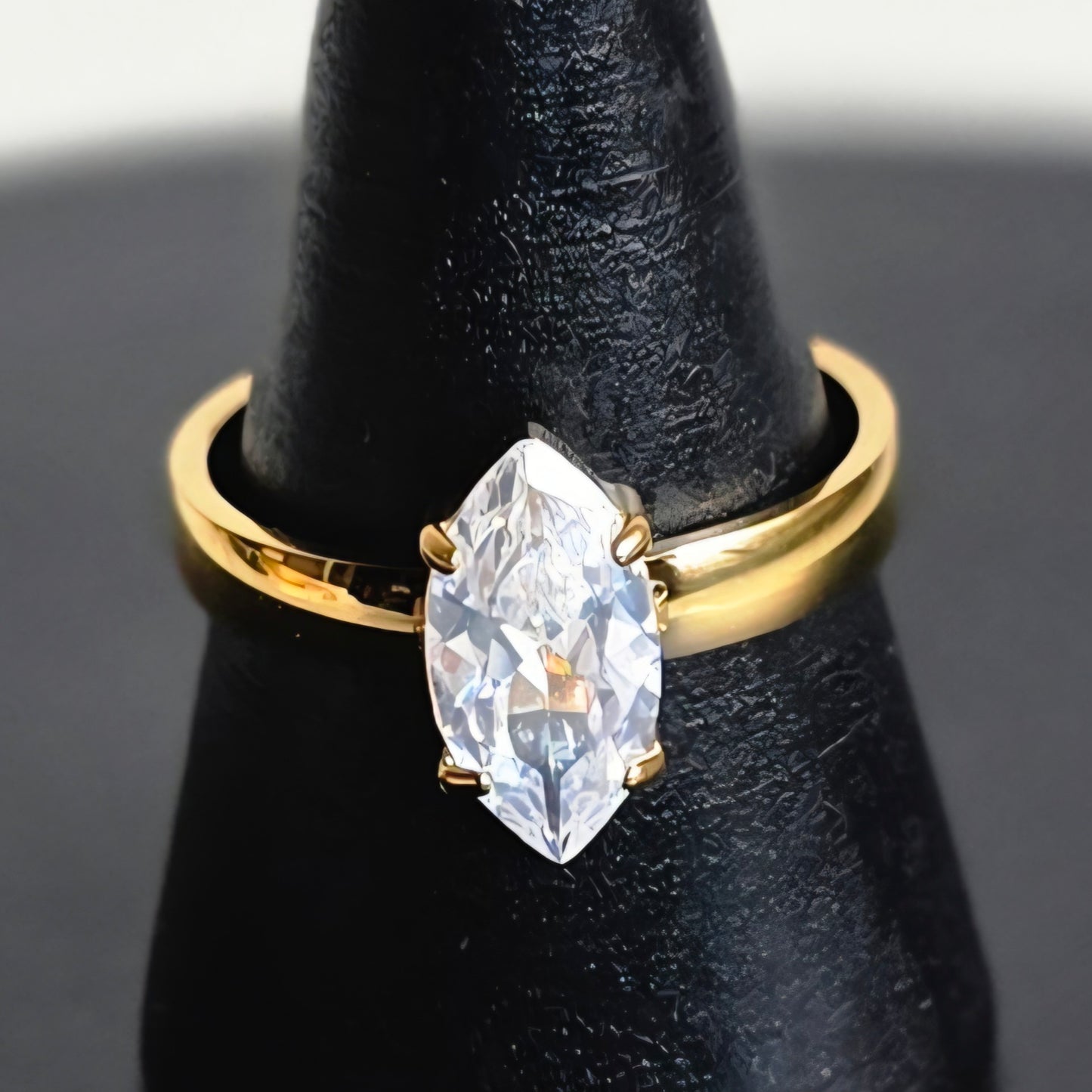 Elegante ring van Jacobsz Atelier Doré met marquise zircon steen en gouden afwerking.
Perfect voor dagelijks gebruik of een bijzondere gelegenheid.