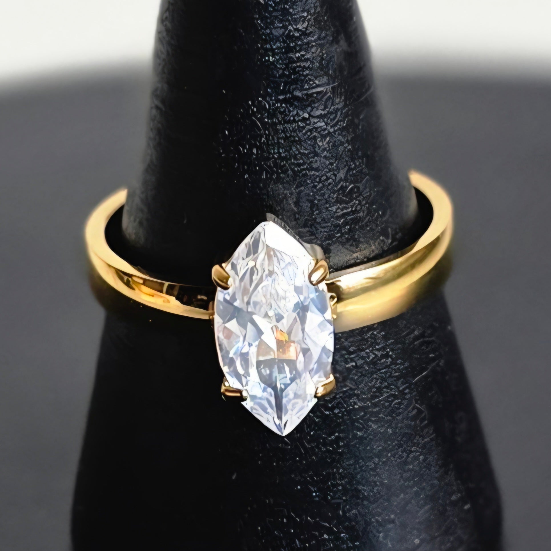 Elegante ring van Jacobsz Atelier Doré met marquise zircon steen en gouden afwerking.
Perfect voor dagelijks gebruik of een bijzondere gelegenheid.