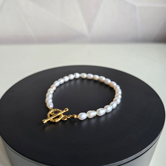 Elegante freshwater pearl armband van Jacobsz Atelier Doré met gouden sluiting en verfijnde uitstraling.