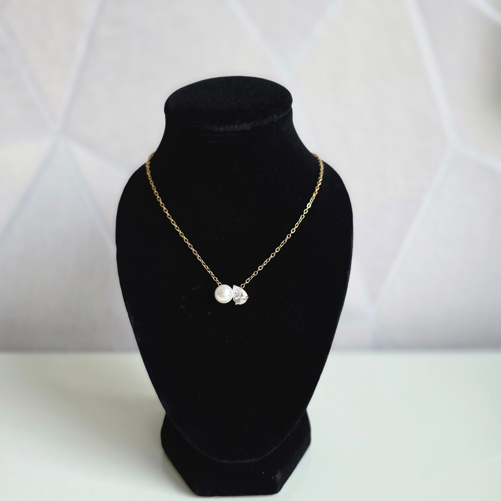 Elegante ketting van Jacobsz Atelier Doré met parel en zircon hanger en gouden afwerking.
Perfect voor dagelijks gebruik of een bijzondere gelegenheid.