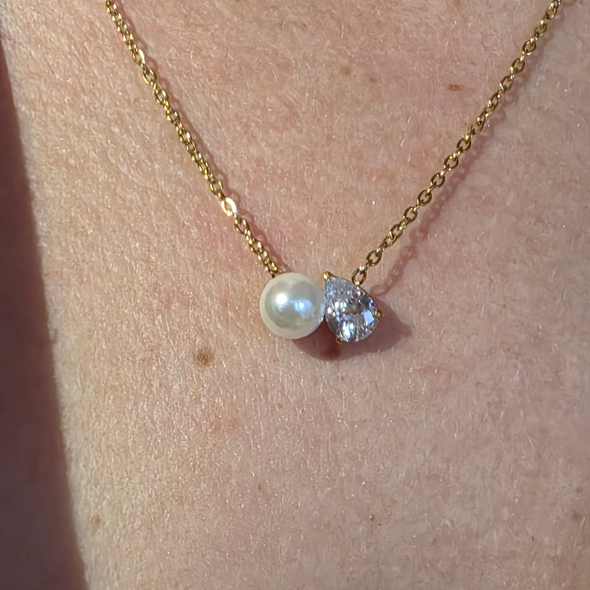 Elegante ketting van Jacobsz Atelier Doré met parel en zircon hanger en gouden afwerking.
Perfect voor dagelijks gebruik of een bijzondere gelegenheid.
