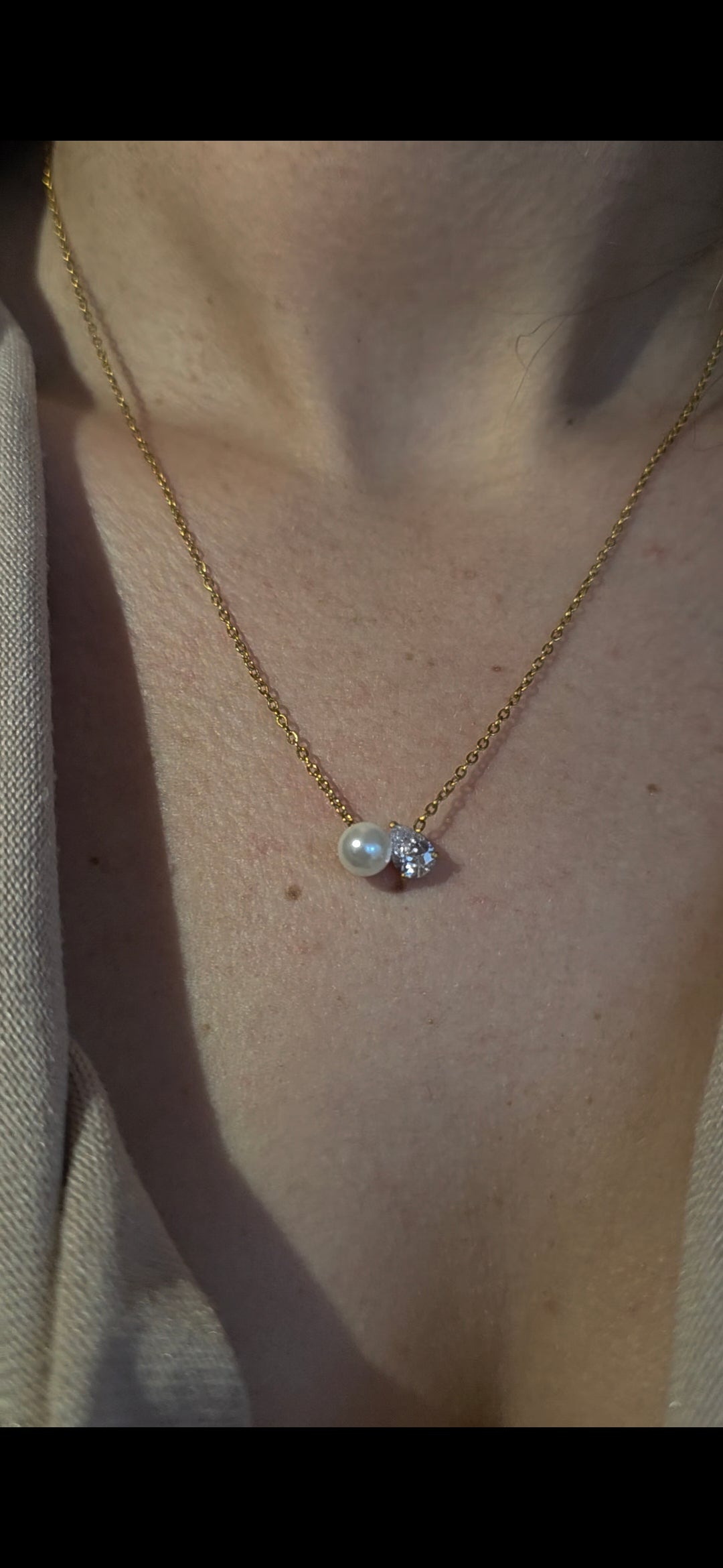 Elegante ketting van Jacobsz Atelier Doré met parel en zircon hanger en gouden afwerking.
Perfect voor dagelijks gebruik of een bijzondere gelegenheid.