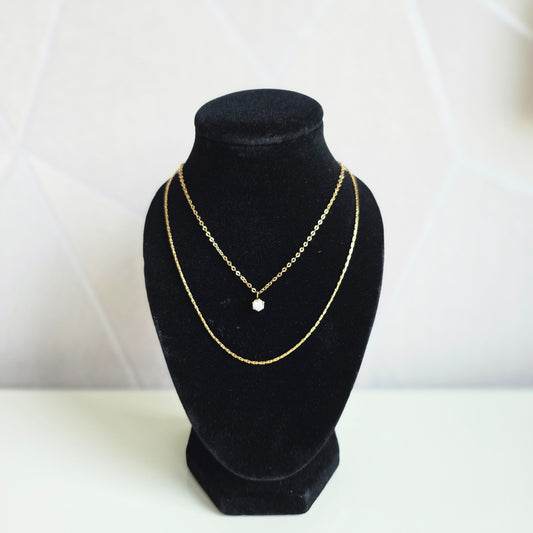 Elegante dubbele ketting van Jacobsz Atelier Doré met fijne lagen en subtiele zircon hanger.
Perfect voor dagelijks gebruik of een bijzondere gelegenheid.