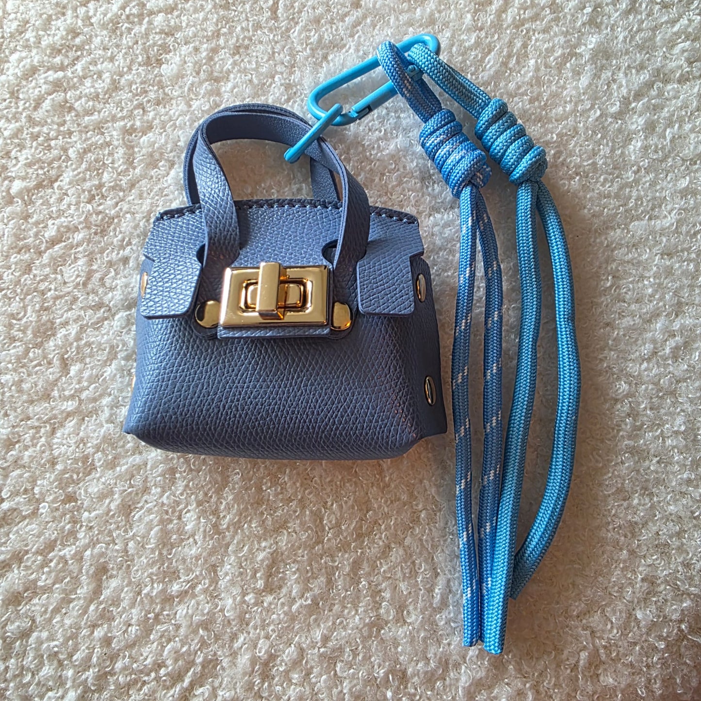 Blauwe mini tas sleutelhanger