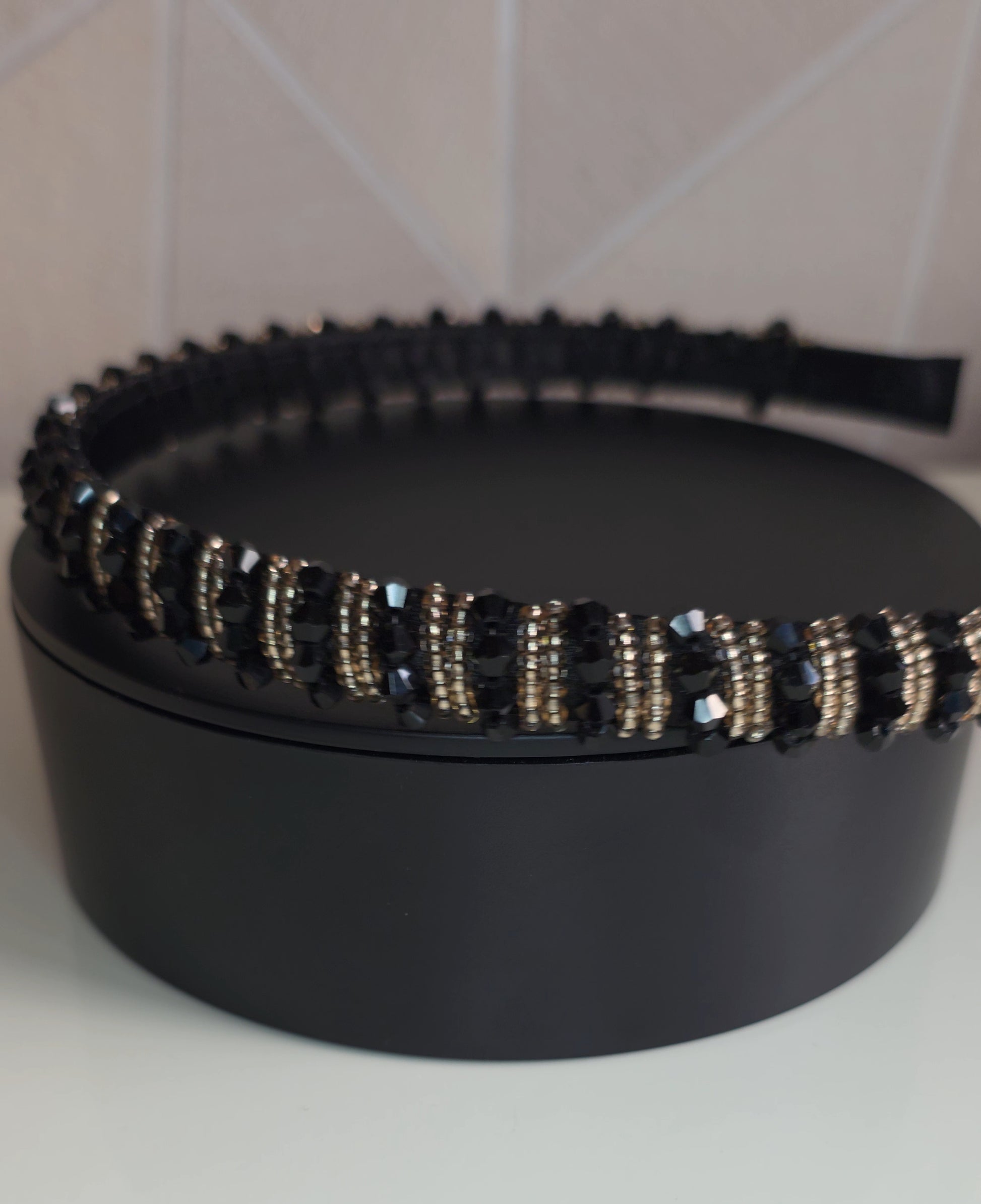 Een elegante haarband van Jacobsz Atelier met subtiele sparkling details voor een stijlvolle uitstraling. 