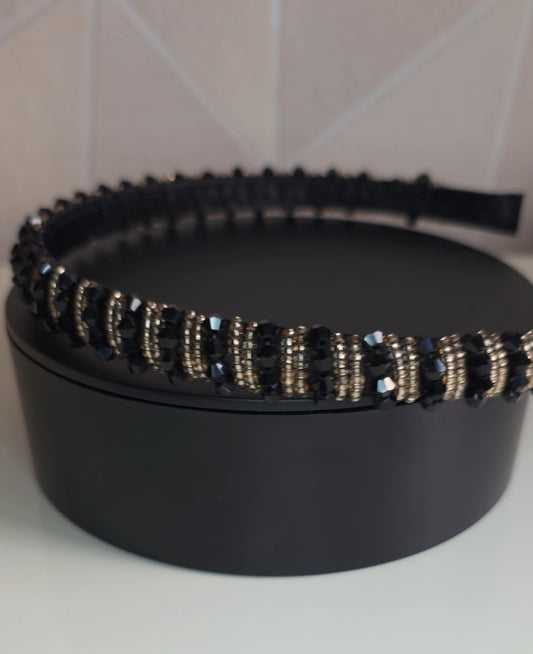 Een elegante haarband van Jacobsz Atelier met subtiele sparkling details voor een stijlvolle uitstraling. 