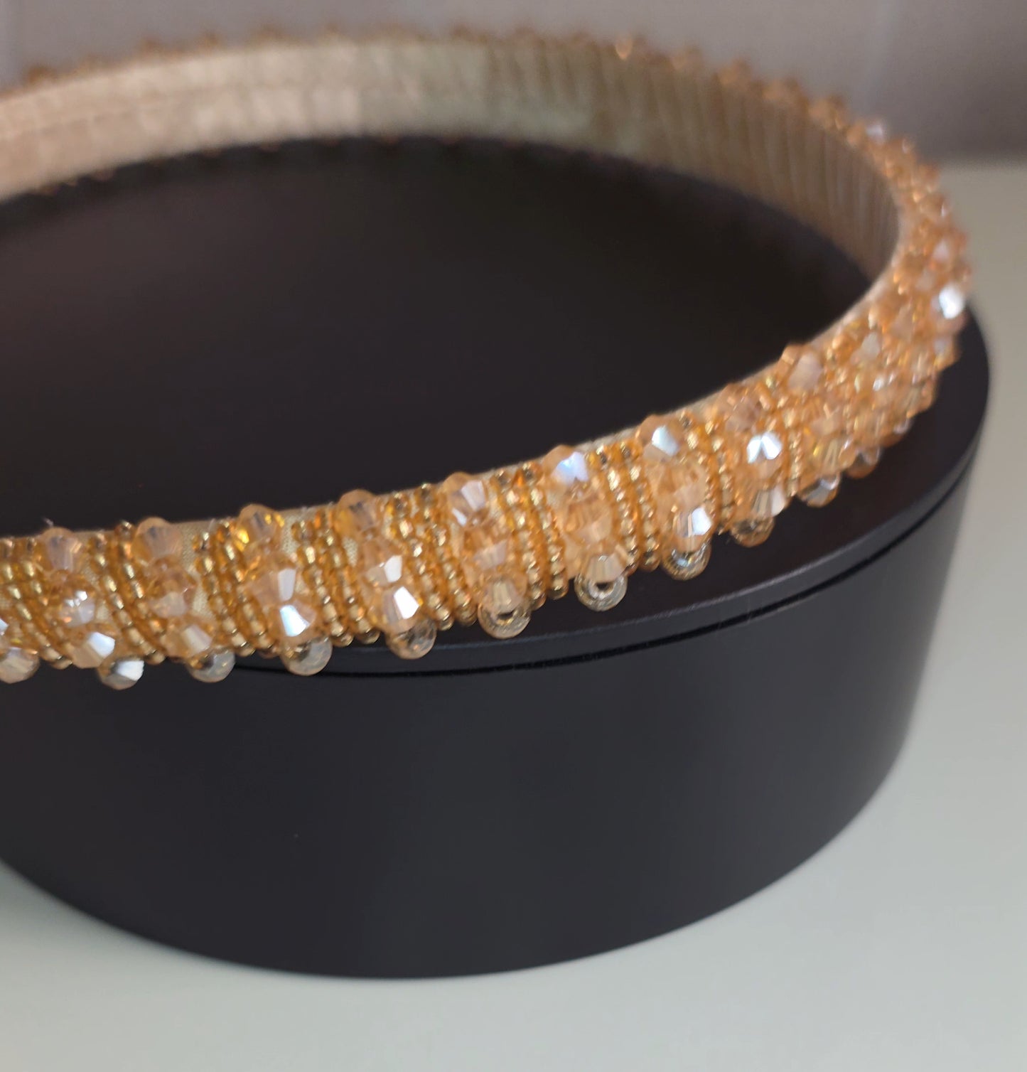 Een elegante haarband van Jacobsz Atelier met subtiele sparkling details voor een stijlvolle uitstraling. 
