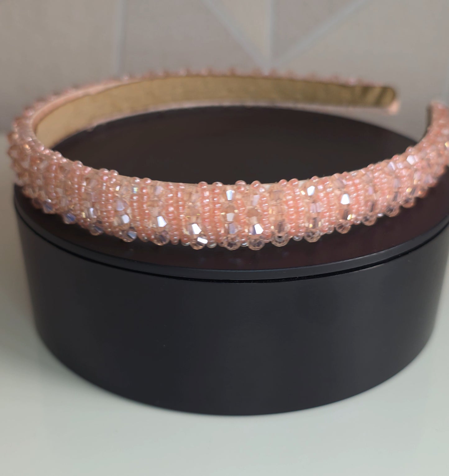 Een elegante haarband van Jacobsz Atelier met subtiele sparkling details voor een stijlvolle uitstraling. 