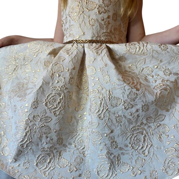 Luxe meisjesjurk in ivoor en goud met jacquard bloemenpatroon en volumineuze rok uit de Petite Occasion Dresses collectie van Jacobsz Atelier.