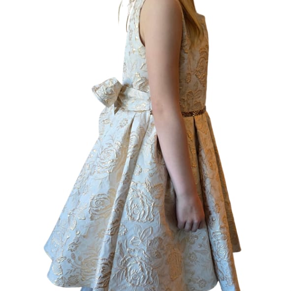 Luxe meisjesjurk in ivoor en goud met jacquard bloemenpatroon en volumineuze rok uit de Petite Occasion Dresses collectie van Jacobsz Atelier.