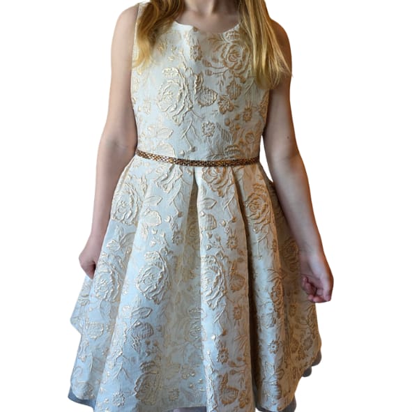 Luxe meisjesjurk in ivoor en goud met jacquard bloemenpatroon en volumineuze rok uit de Petite Occasion Dresses collectie van Jacobsz Atelier.