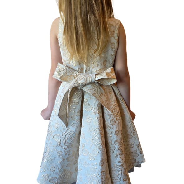 Luxe meisjesjurk in ivoor en goud met jacquard bloemenpatroon en volumineuze rok uit de Petite Occasion Dresses collectie van Jacobsz Atelier.