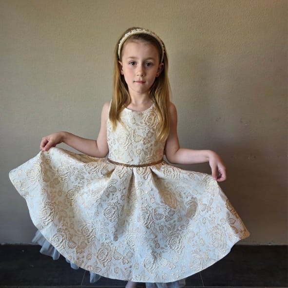 Luxe meisjesjurk in ivoor en goud met jacquard bloemenpatroon en volumineuze rok uit de Petite Occasion Dresses collectie van Jacobsz Atelier.
