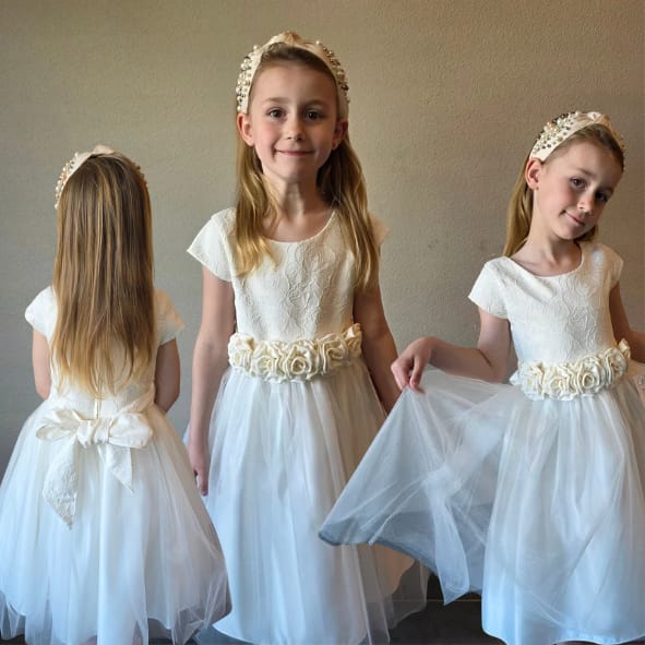 Meisjes occasion jurk in ivoorkleur met bloemenapplicatie, tule rok en satijnen details uit de Petite Occasion Dresses collectie van Jacobsz Atelier.