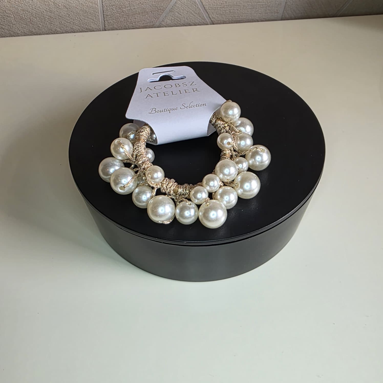 De Hair Pearls collectie van Jacobsz Atelier combineert stijlvolle haaraccessoires met elegante pareldetails.