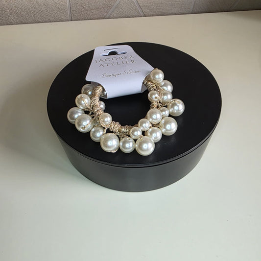 De Hair Pearls collectie van Jacobsz Atelier combineert stijlvolle haaraccessoires met elegante pareldetails.