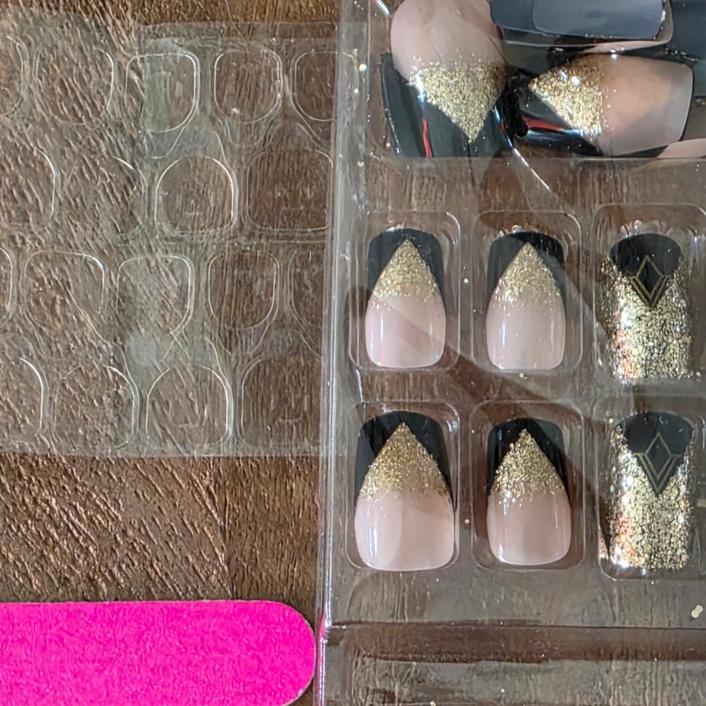 Black & Gold Glitter Press-On Nails · Plaknagels