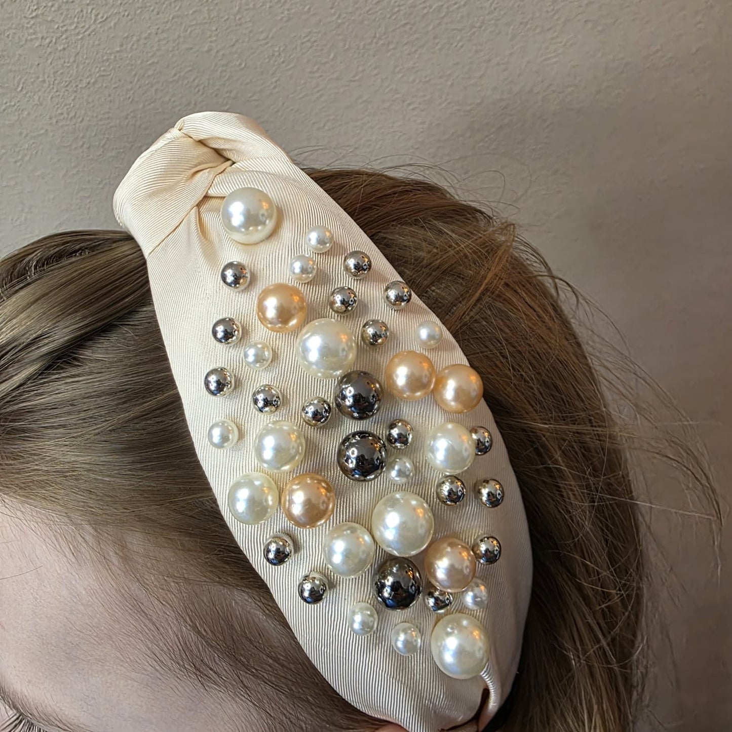 Een luxehaarband van Jacobsz Atelier met elegante satijnen afwerking en verfijnde pareldetails. De Pearl Deluxe LUX Headband geeft iedere look een chique en vrouwelijke uitstraling en is perfect voor feestjes, communies, bruiloften en andere speciale gelegenheden.