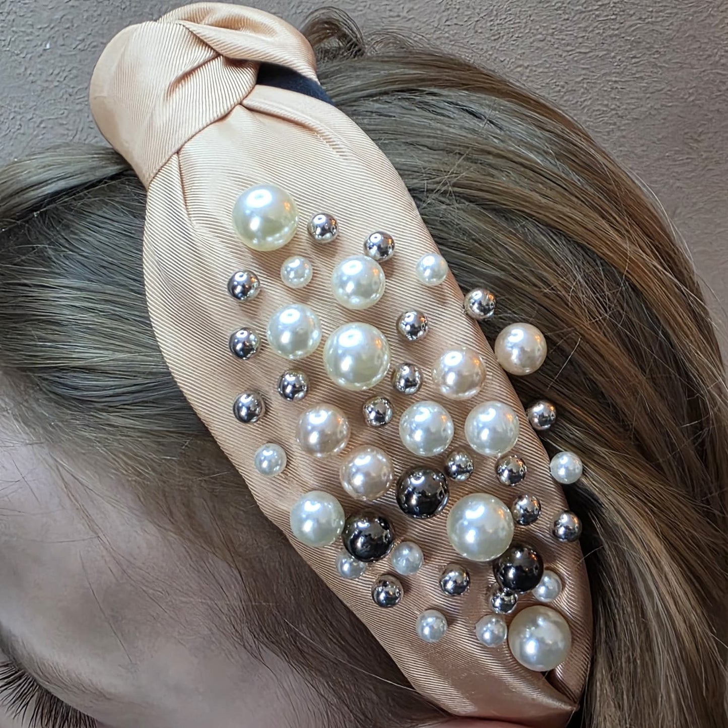 Een luxehaarband van Jacobsz Atelier met elegante satijnen afwerking en verfijnde pareldetails. De Pearl Deluxe LUX Headband geeft iedere look een chique en vrouwelijke uitstraling en is perfect voor feestjes, communies, bruiloften en andere speciale gelegenheden.