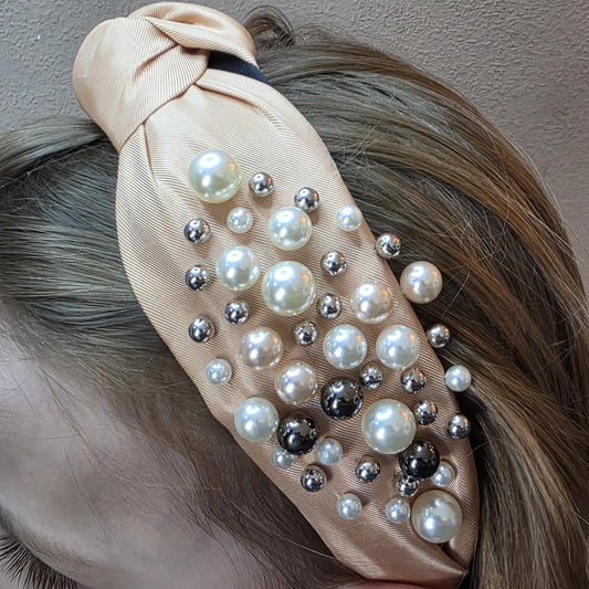 Een luxehaarband van Jacobsz Atelier met elegante satijnen afwerking en verfijnde pareldetails. De Pearl Deluxe LUX Headband geeft iedere look een chique en vrouwelijke uitstraling en is perfect voor feestjes, communies, bruiloften en andere speciale gelegenheden.
