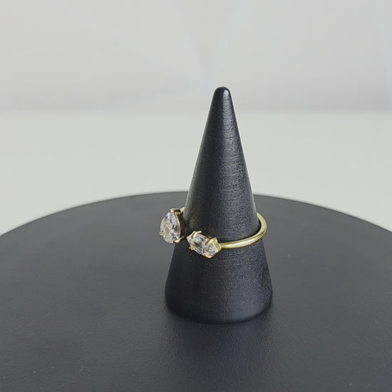 Elegante open ring van Jacobsz Atelier Doré met pear cut en marquise zircon stenen en gouden afwerking.
Perfect voor dagelijks gebruik of een bijzondere gelegenheid.