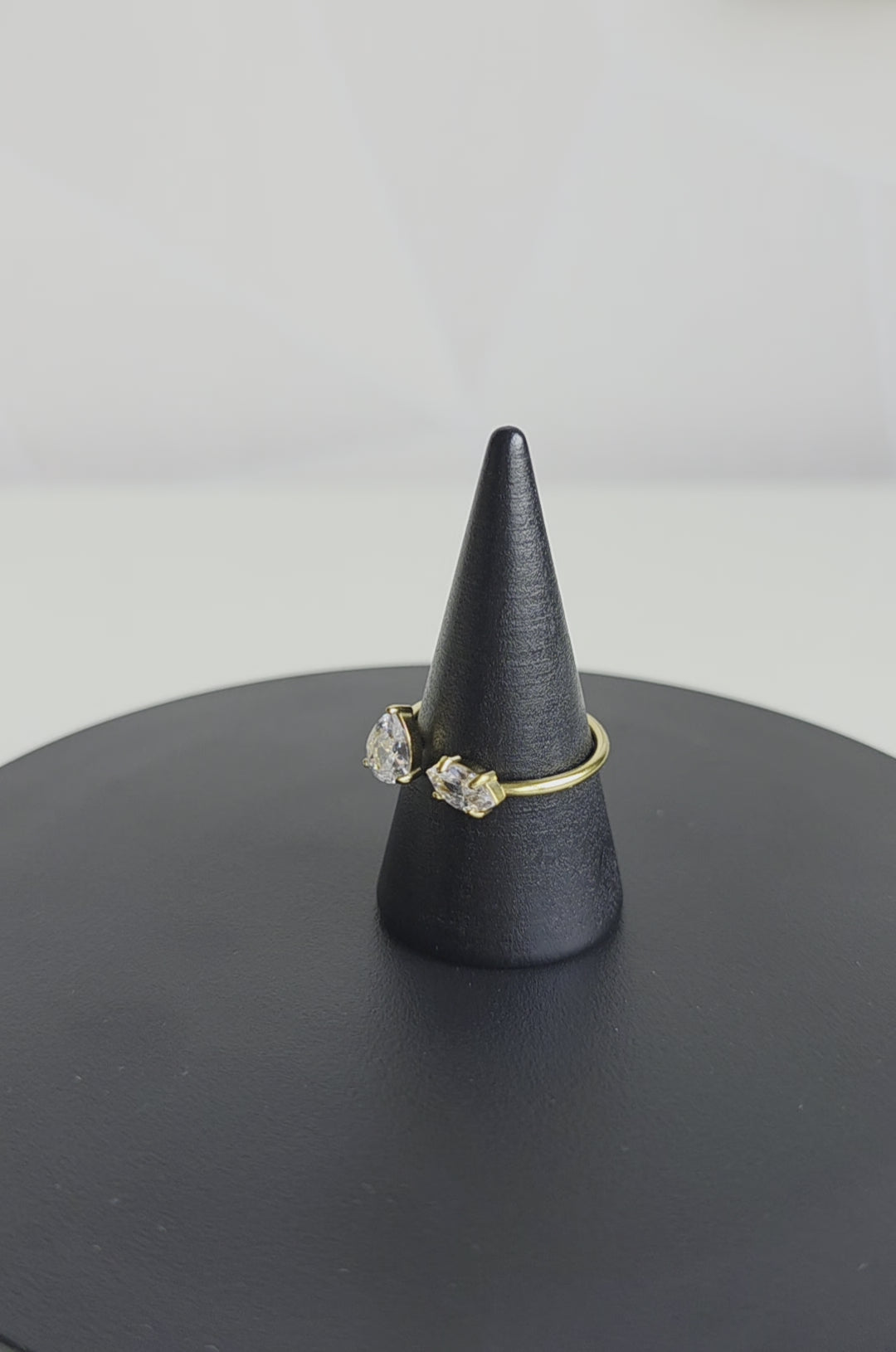 Elegante open ring van Jacobsz Atelier Doré met pear cut en marquise zircon stenen en gouden afwerking.
Perfect voor dagelijks gebruik of een bijzondere gelegenheid.