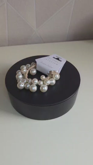 De Hair Pearls collectie van Jacobsz Atelier combineert stijlvolle haaraccessoires met elegante pareldetails.