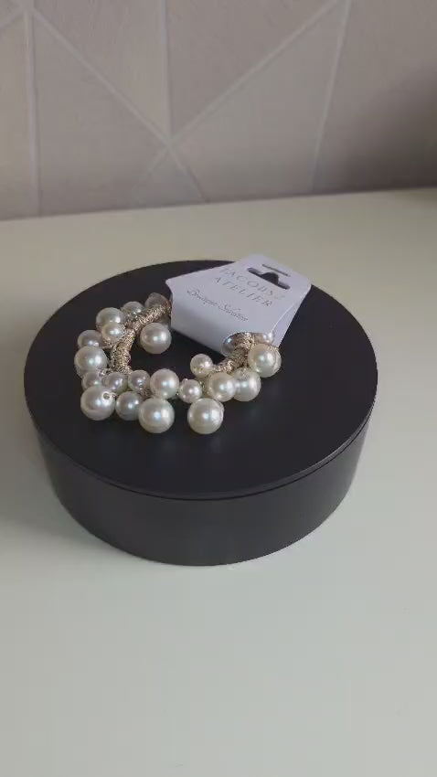 De Hair Pearls collectie van Jacobsz Atelier combineert stijlvolle haaraccessoires met elegante pareldetails.