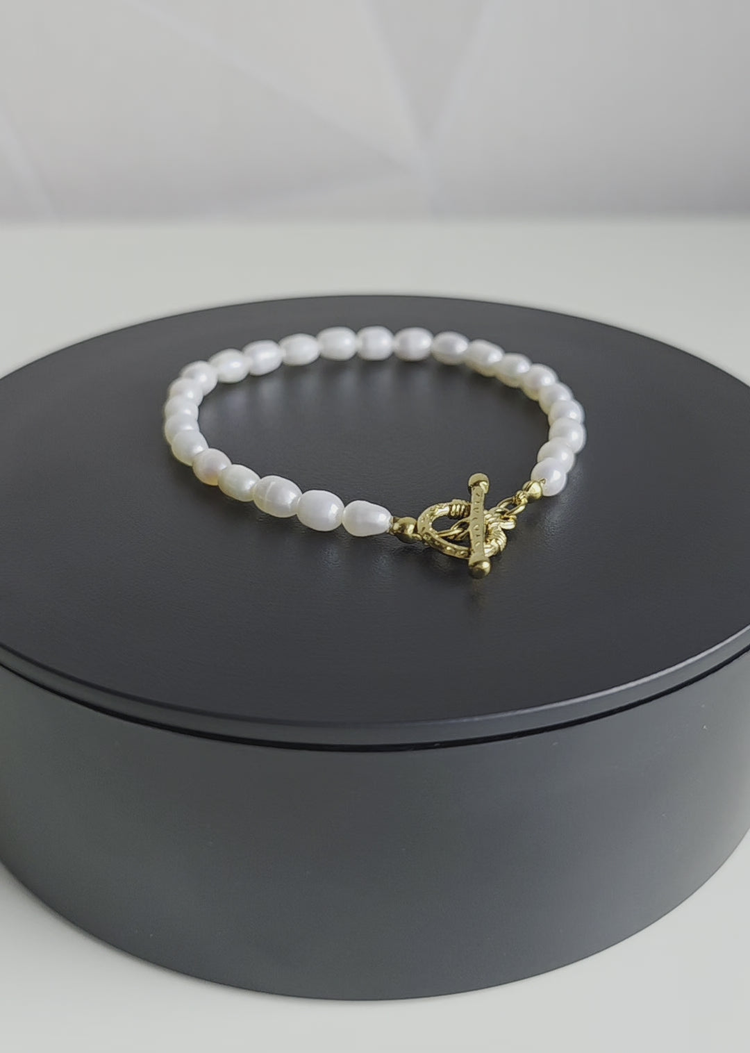 Elegante freshwater pearl armband van Jacobsz Atelier Doré met gouden sluiting en verfijnde uitstraling.