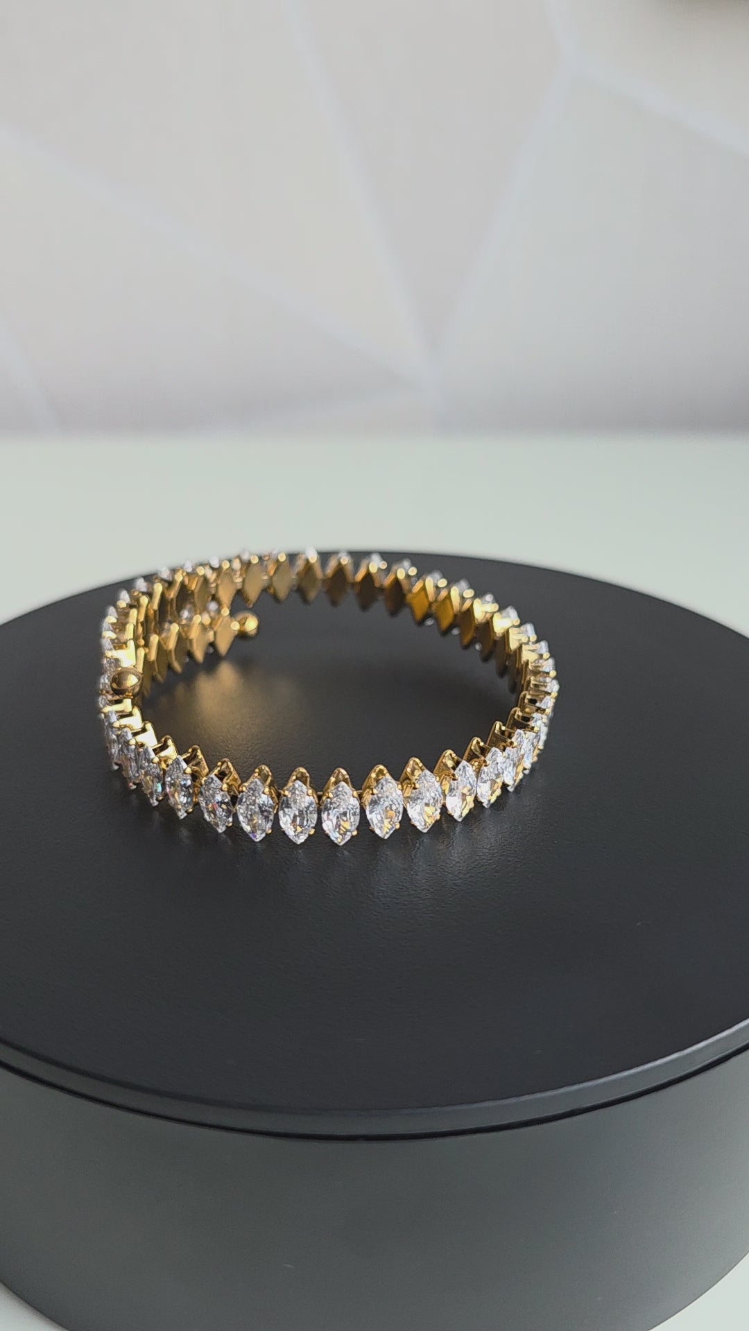 Elegante armband van Jacobsz Atelier Doré met marquise zircon stenen en luxe gouden afwerking.