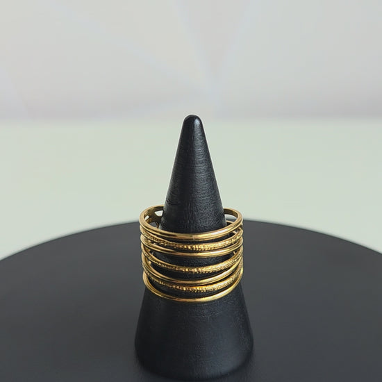 Minimalistische verstelbare ring van Jacobsz Atelier Doré met meerdere fijne gouden lijnen.